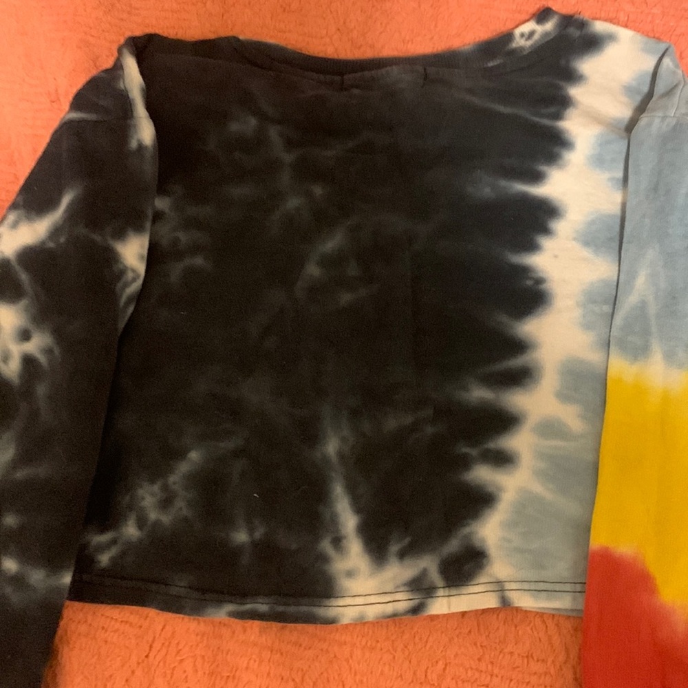 Cropped colorful shirt